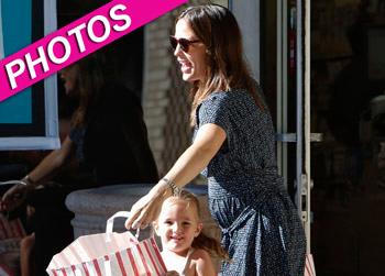 //jennifer garner daughters shopping splash
