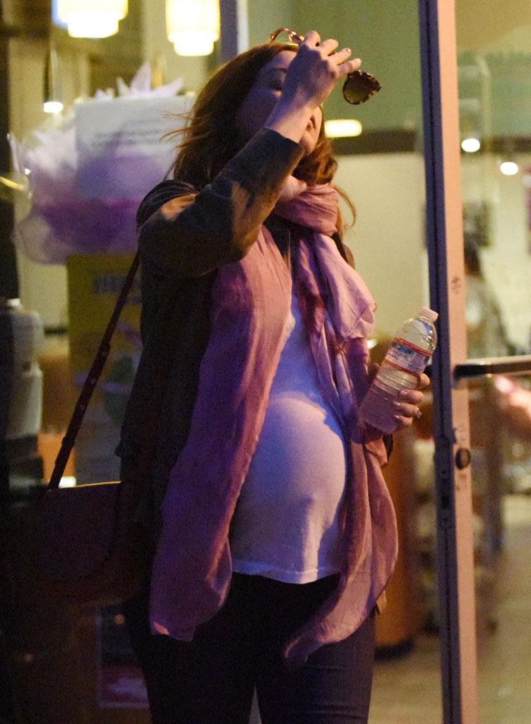 //anne hathaway pregnant huge baby bump