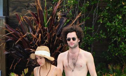 //inf_penn_badgley_and_zoe_kr