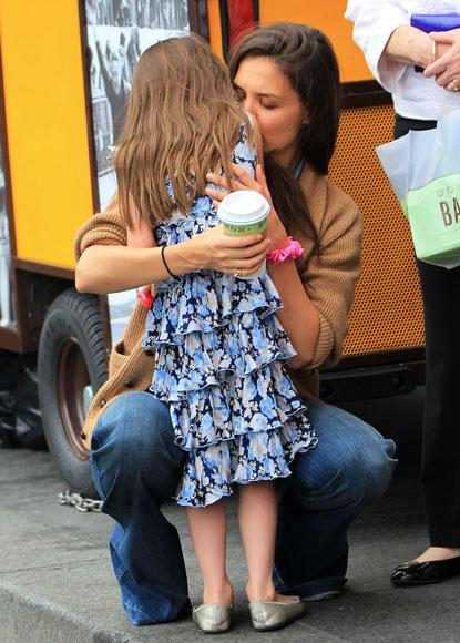 //katie holmes suri crying