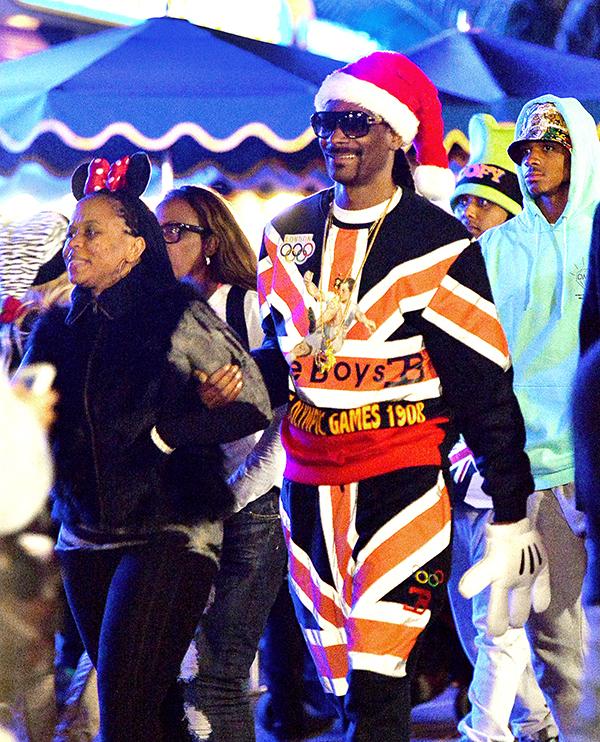 //Snoop Dog Disneyland Christmas