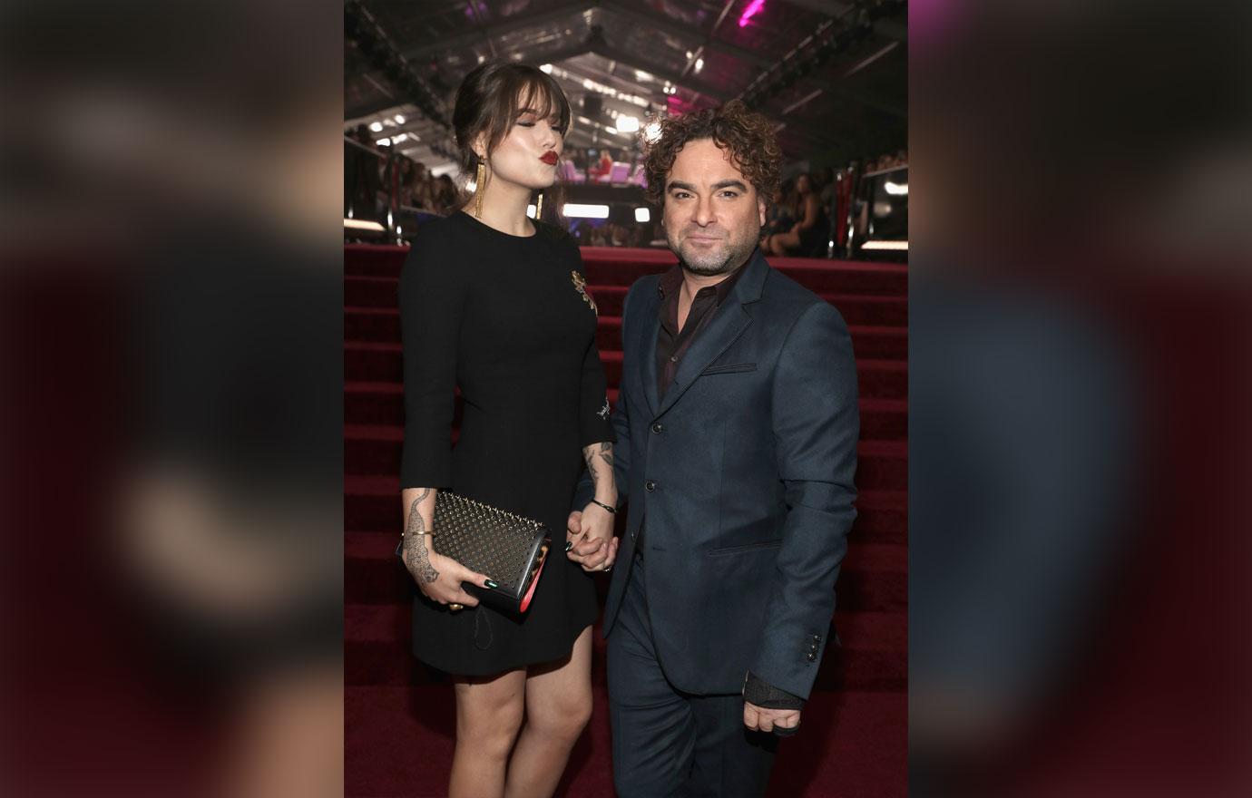 Big Bang Theory Johnny Galecki Asks Younger Girlfriend Dad Hand In Marriage