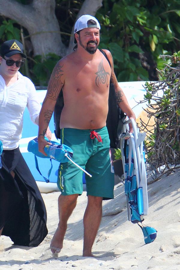 Still Has Teen Spirit Shirtless Rocker Dave Grohl 46 Looks Years Younger On Hawaiian Beach 5997