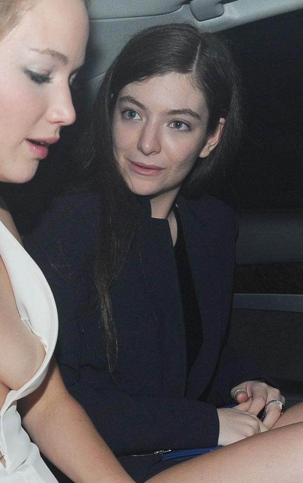 Oh Lorde Self Conscious Jennifer Lawrence Tries To Prevent Wardrobe 