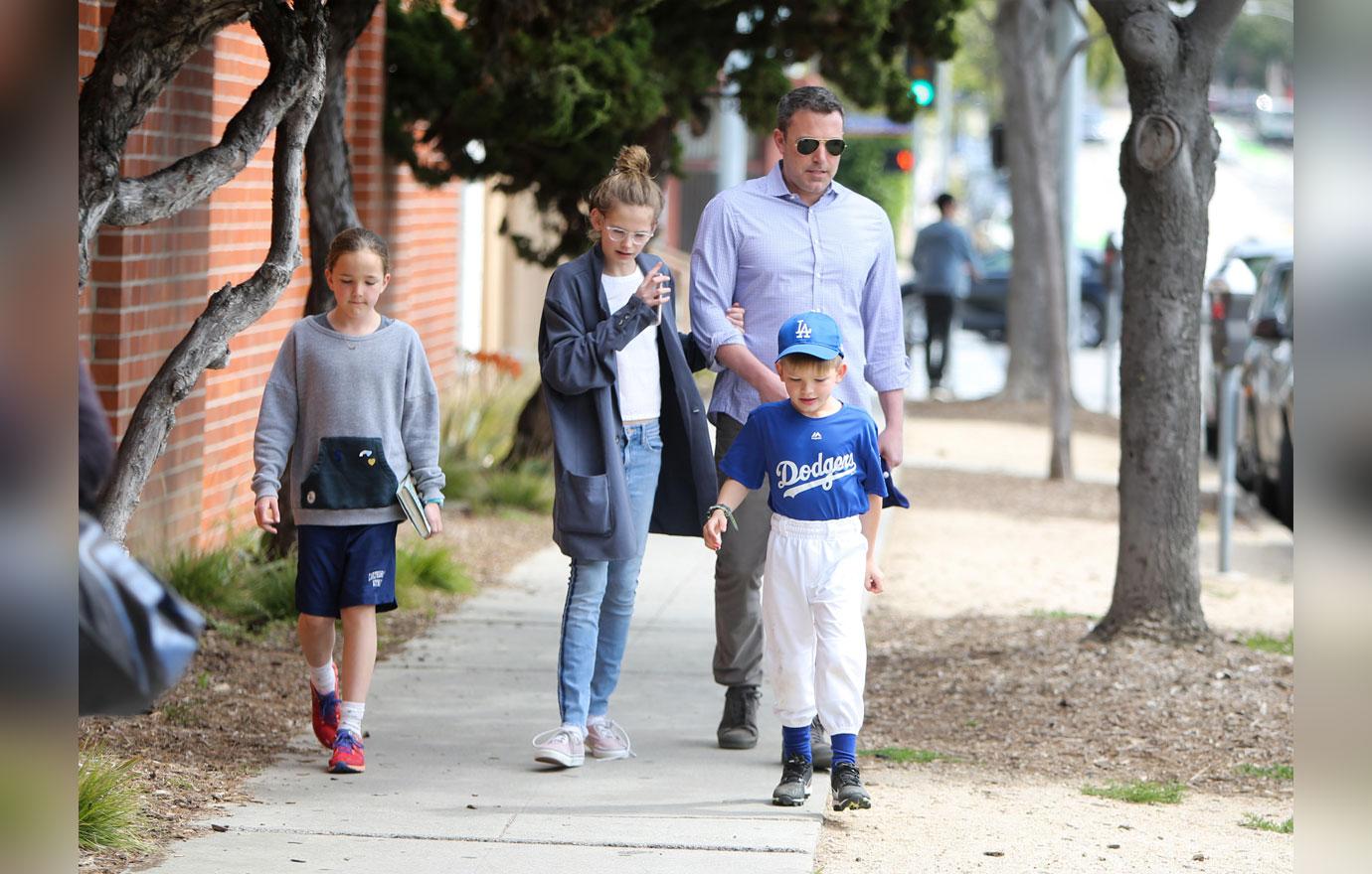 Jennifer Garner Gets Mani As Ben Affleck Takes Kids