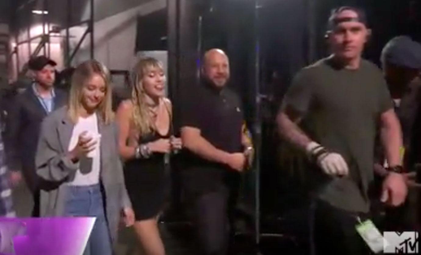 Miley & Katilynn Arms Around Each Other Backstage MTV VMAs
