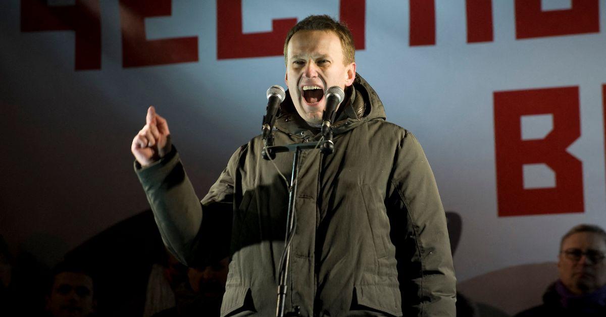 vladimir putin foe alexei navalny tied up tortured death  sources