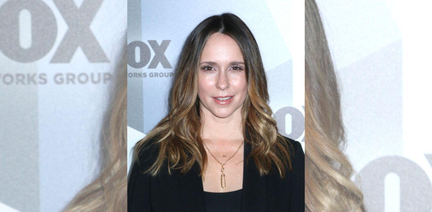 jennifer love hewitt reveals distressing way learned mother death