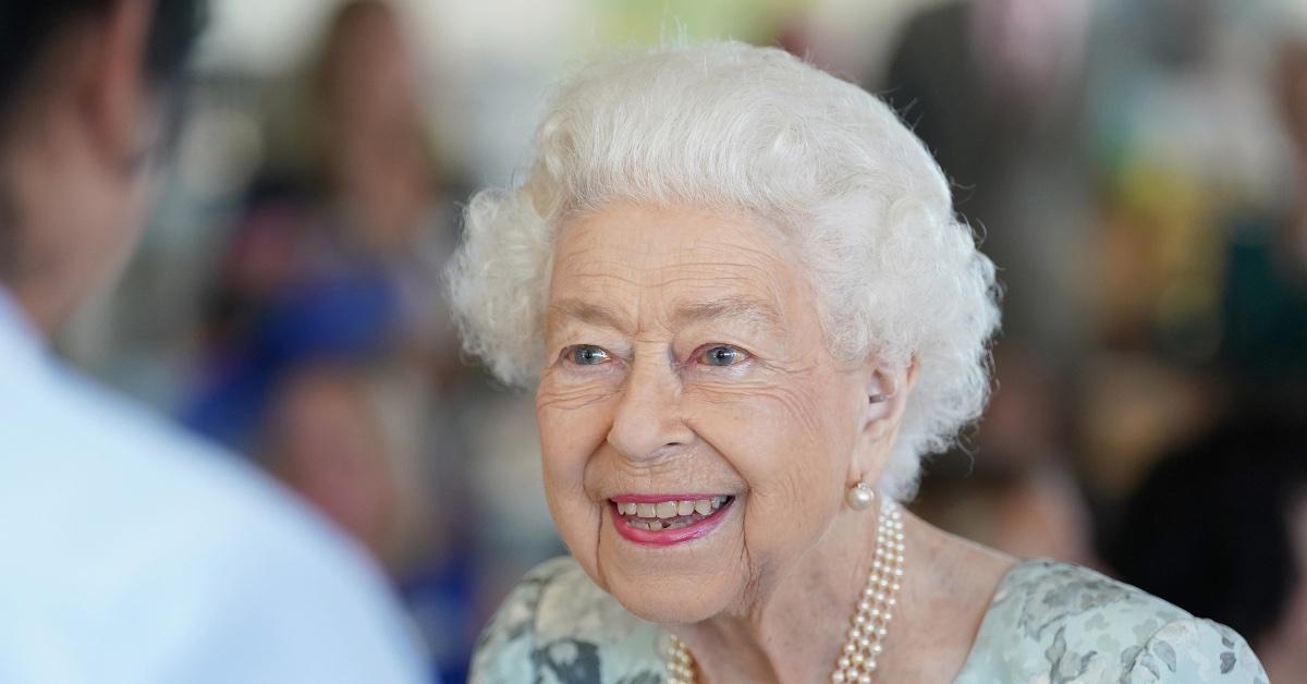 Queen Elizabeth's Secret Signals Revealed, What She Meant When She Put on  Lipstick and Purse Arm in Public - Gossip