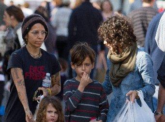 //sara gilbert linda perry girlfriend gsi