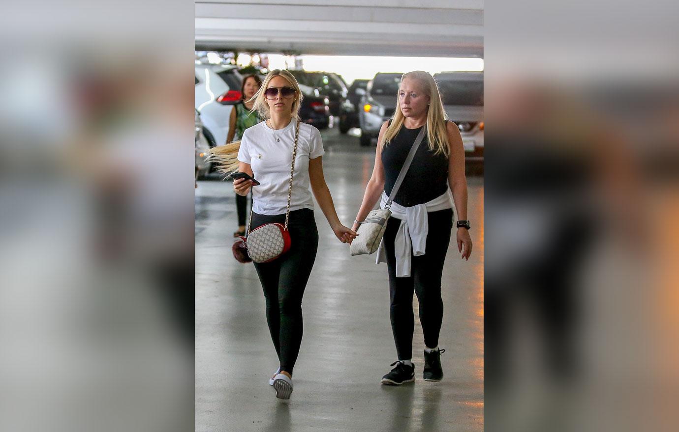 Corinne Olympios Clings To Mom Bachelor In Paradise Pics