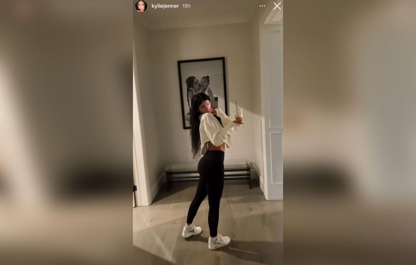 kylie jenner pregnant baby  travis scott early stages flat abs photo