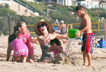 //octomom_beach__wenn