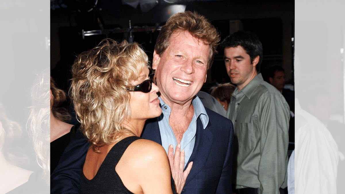 Farrah Fawcett has been in serious relationship with both Lee Majors and Ryan O'Neal.