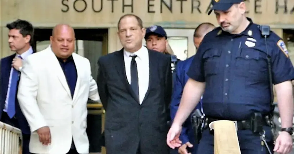 Photo of Harvey Weinstein in front of courthouse.