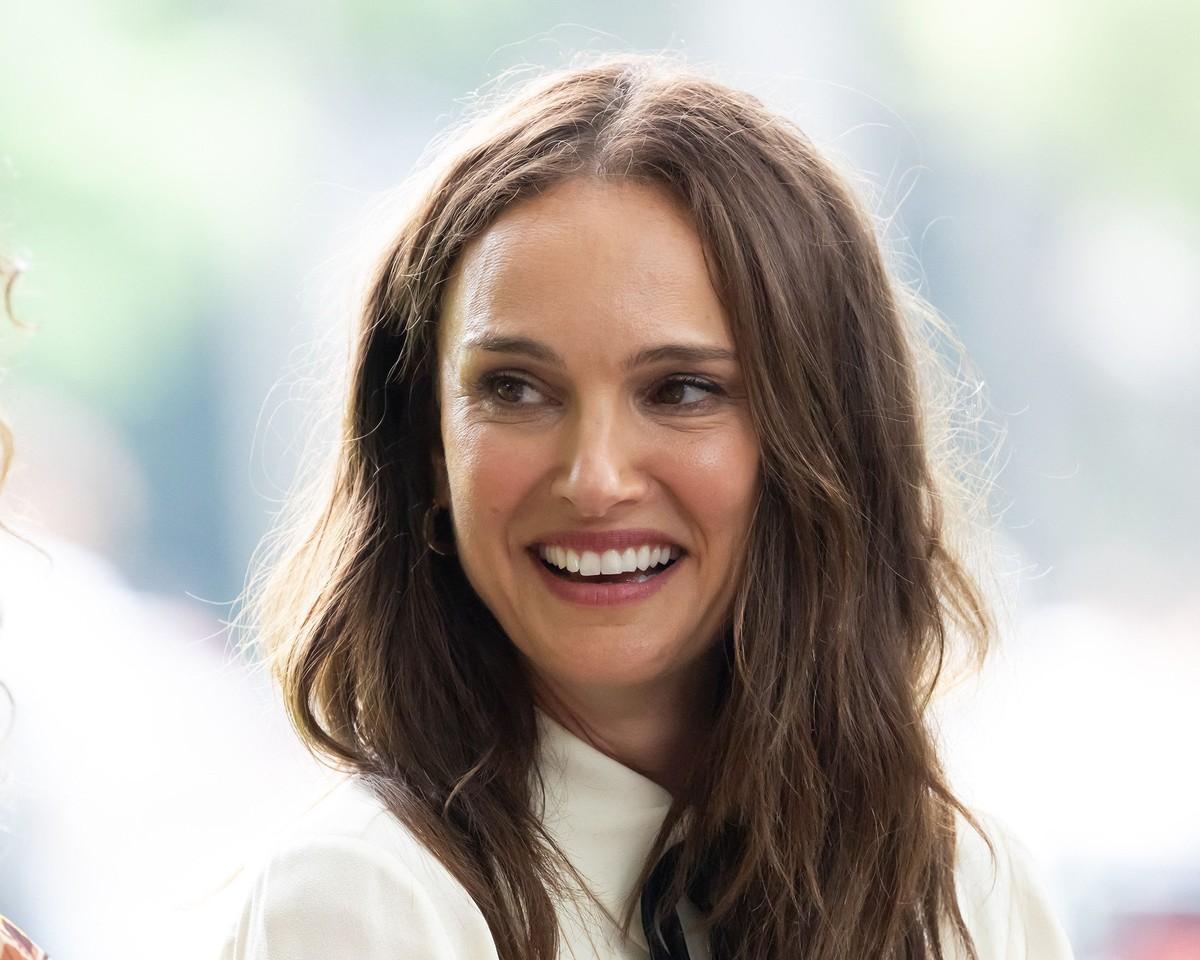 A literary critic described Cusk's unnamed character as an identifiable portrait of Portman.