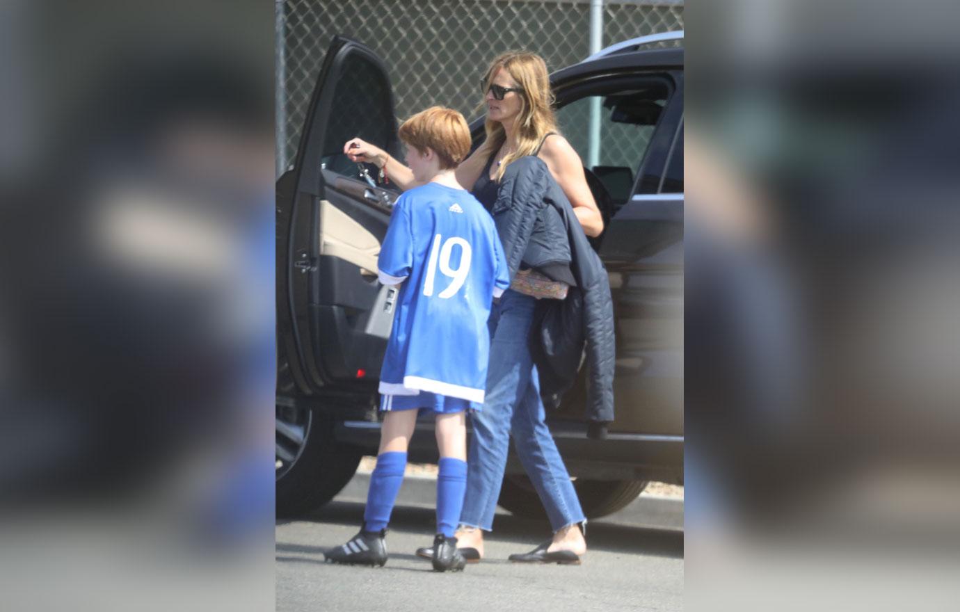 //julia roberts soccer mom during divorce drama danny moder