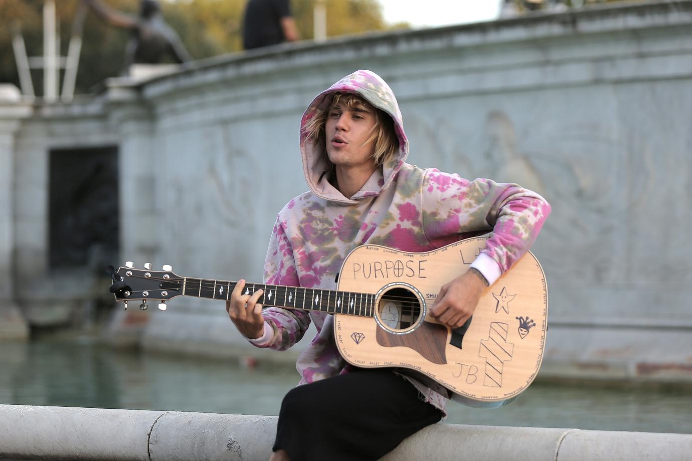 justin bieber street busking playing money outside buckingham palace marriage rumors