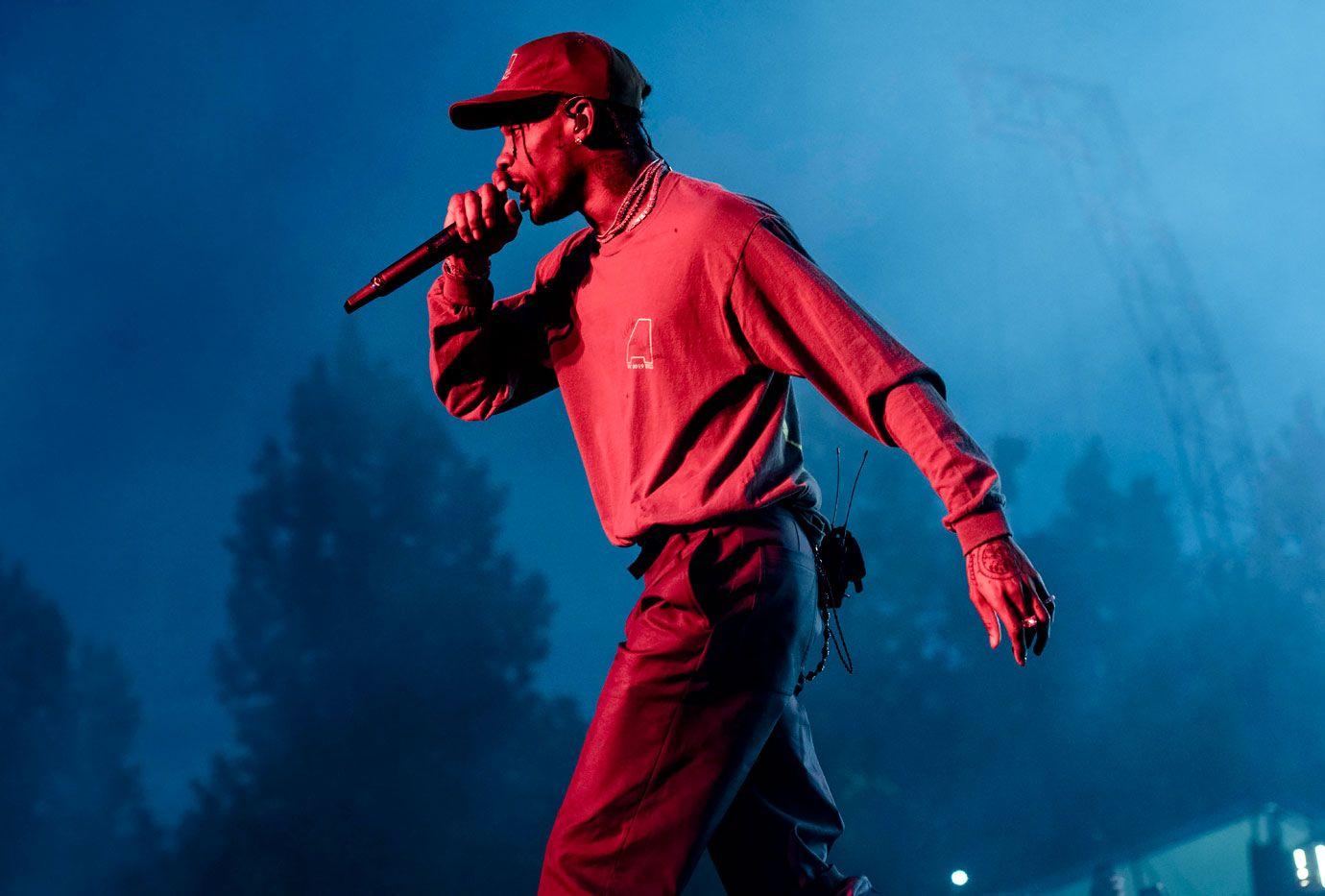 travis scott performing gallery pic