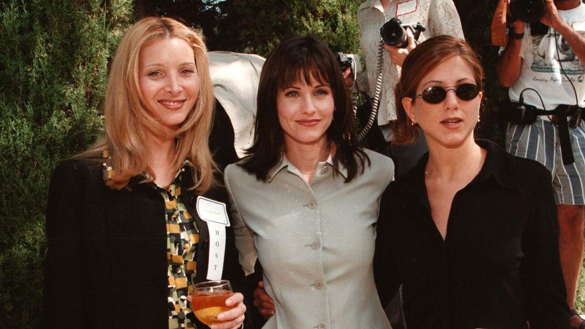 Photo of  Lisa Kudrow, Courteney Cox, and Jennifer Aniston