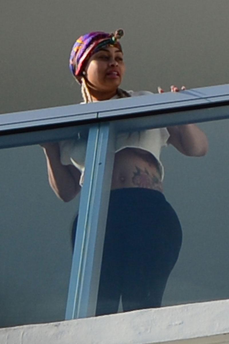 //blac chyna pregnant belly butt black yoga pants miami