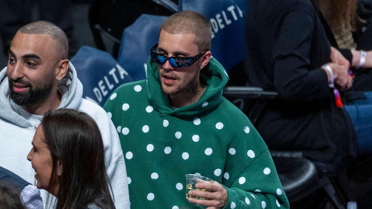 image of The singer performed in a hoodie and shorts, opting for a minimal setup that left many fans confused.