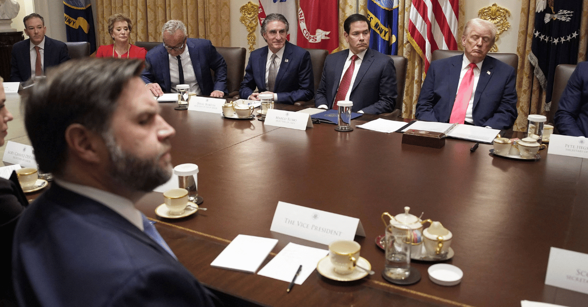 Photo of Donald Trump hosting a cabinet meeting 