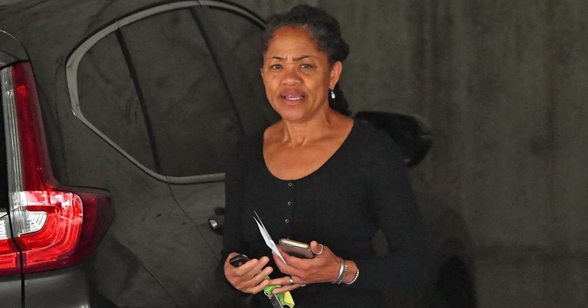 meghan markle deserted by mom doria ragland duchess begging do not leave