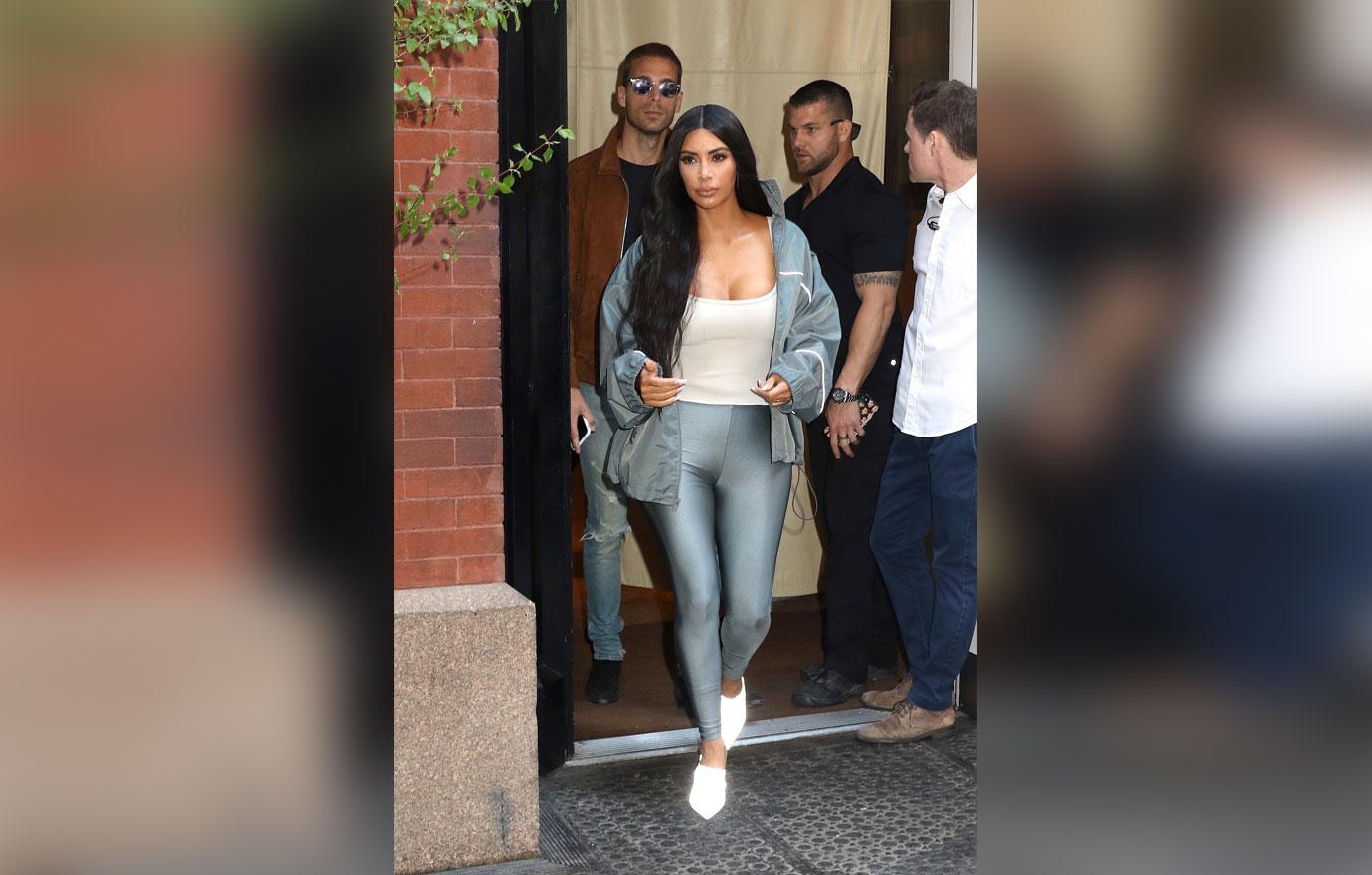 //Kim Kardashian Leggings Curves Boobs