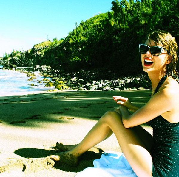 Taylor Swift In Bikini In Hawaii