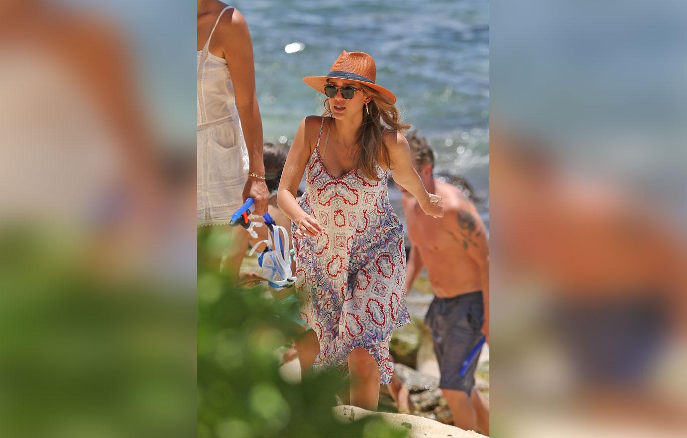 Jessica Alba Pregnant Baby Bump Beach