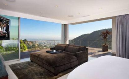 //matthew perry sells la home