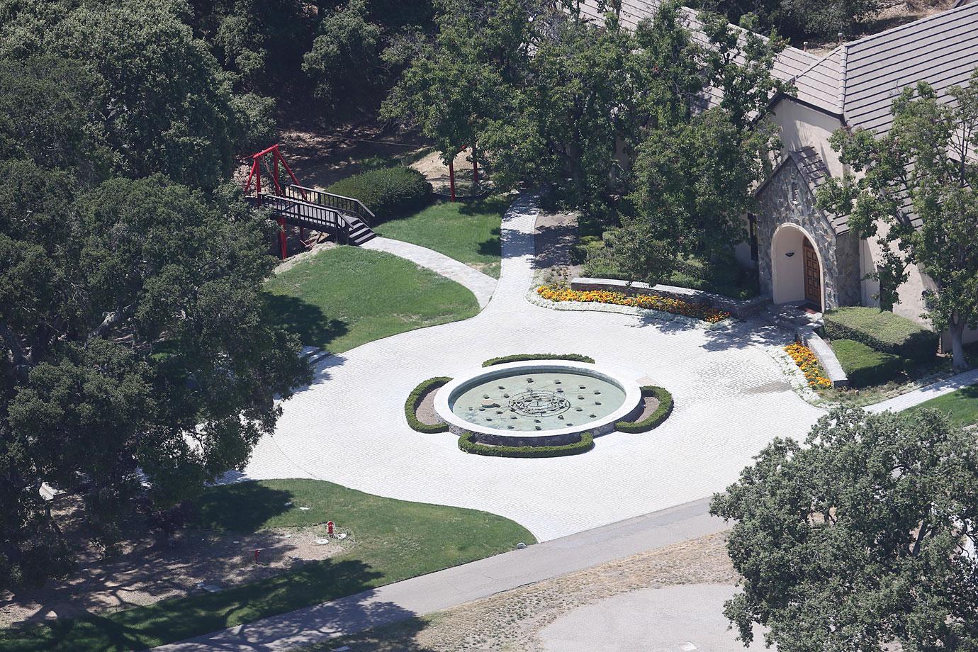 //paris prince blanket abandon neverland ranch