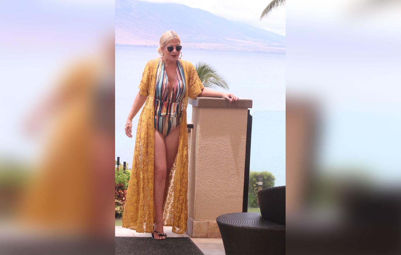 Tori Spelling Wears Swimsuit, Kisses Dean McDermott In Hawaii