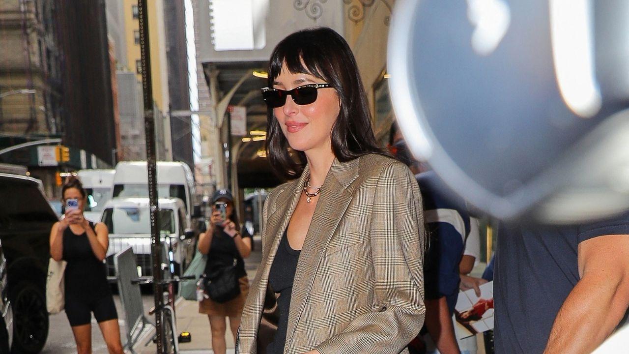 Image of A source claims Dakota Johnson's friends aren't happy about her rumored fling with Machine Gun Kelly.