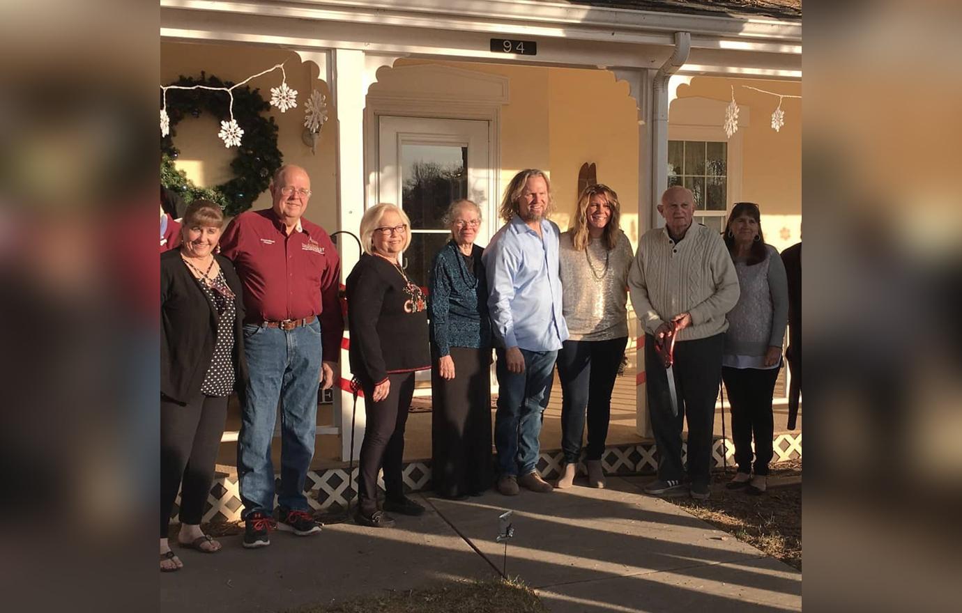 Meri Brown,Kody Brown, and family pose for a photo in front of the heritage inn.