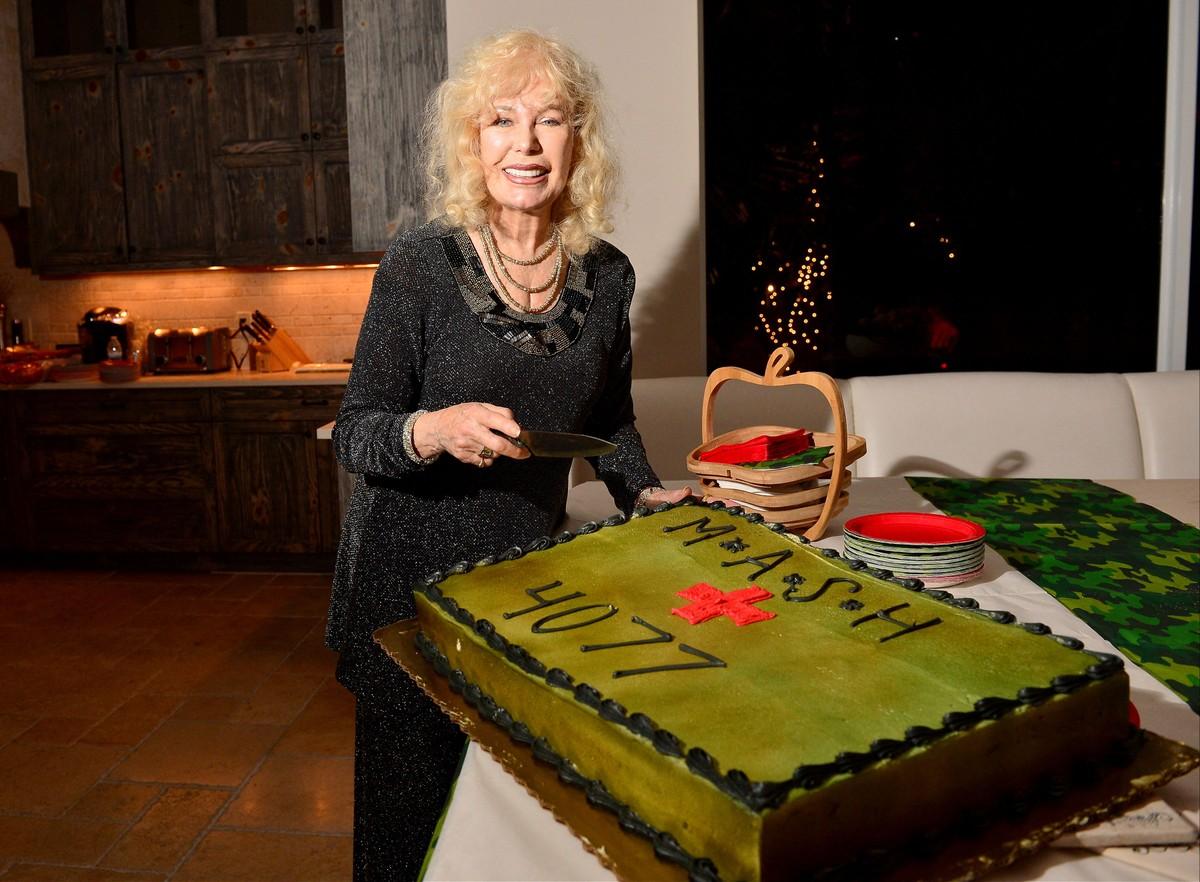 Loretta Swit was married to Dennis Holahan from 1983 to 1995.