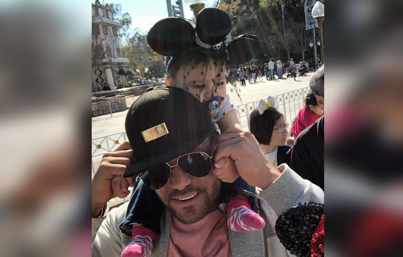 Ronnie Magro Ortiz with his child on his shoulders.