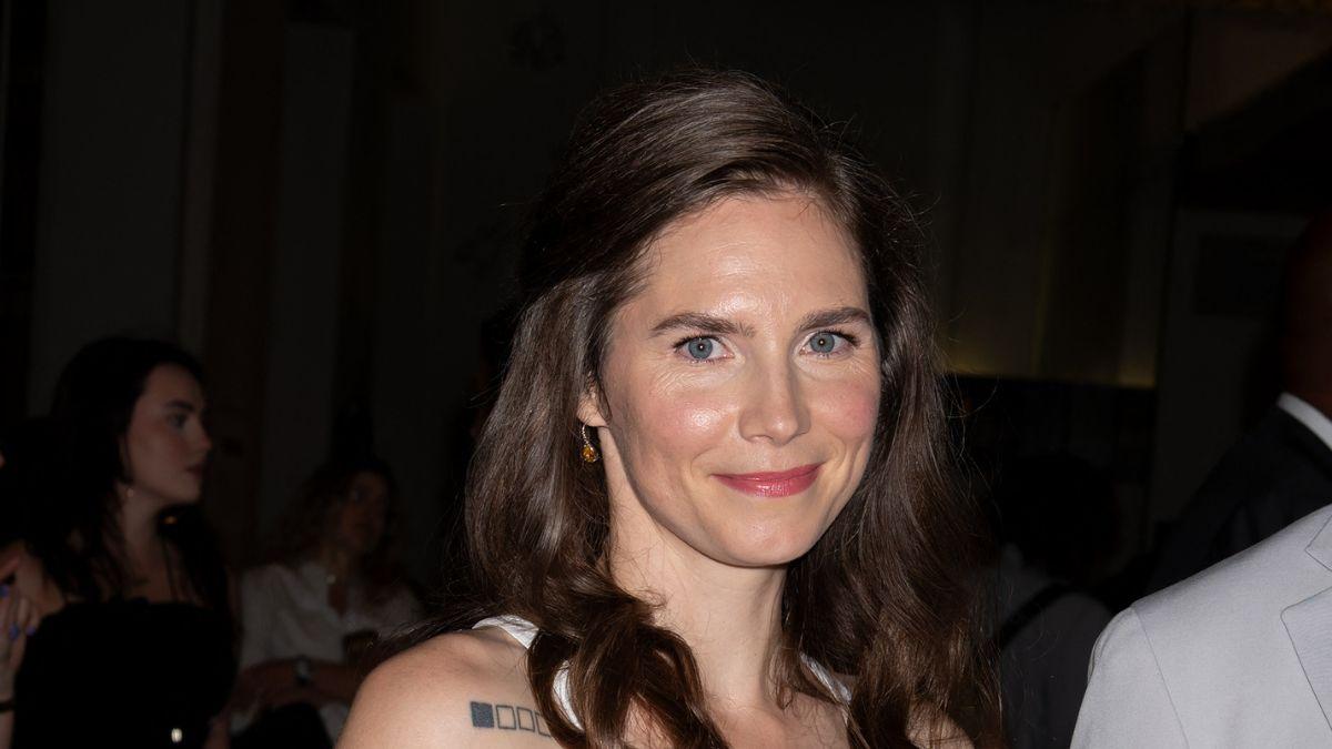 foxy knoxys last laugh amanda knox confronts italian accuser