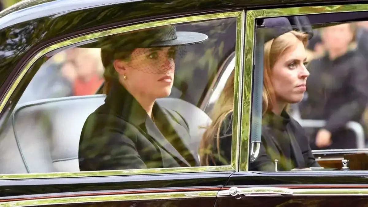 Photo of Princess Beatrice and Princess Eugenie