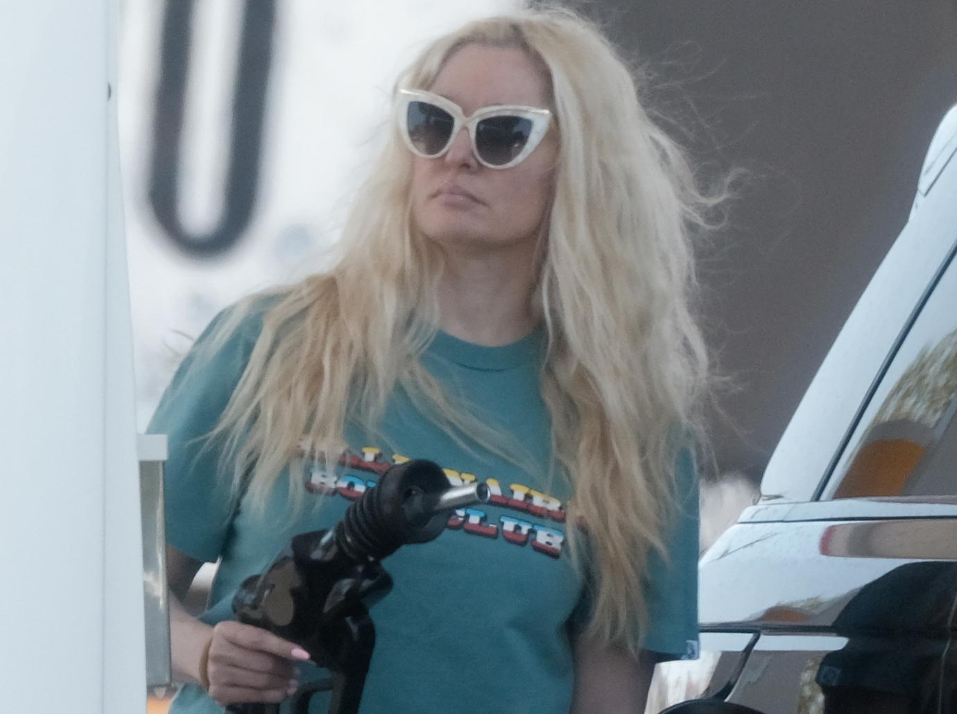 Erika Jayne lugs her own groceries amid financial woes