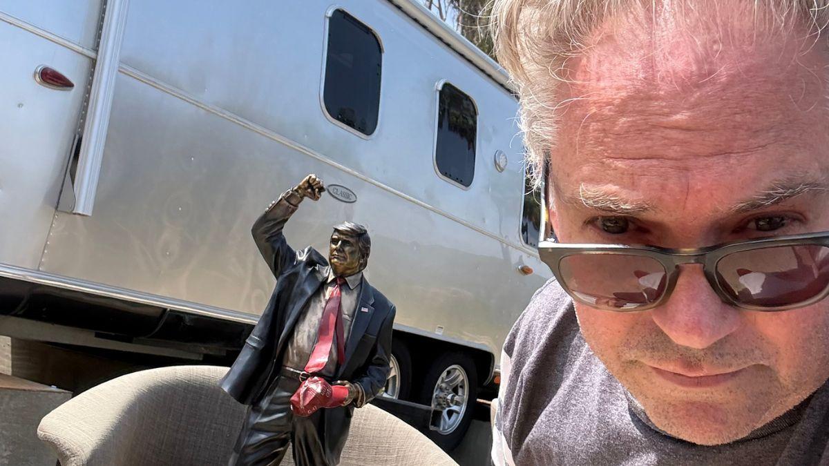 Barber posed with the Trump statue outside of Pratt's trailer amid the race.