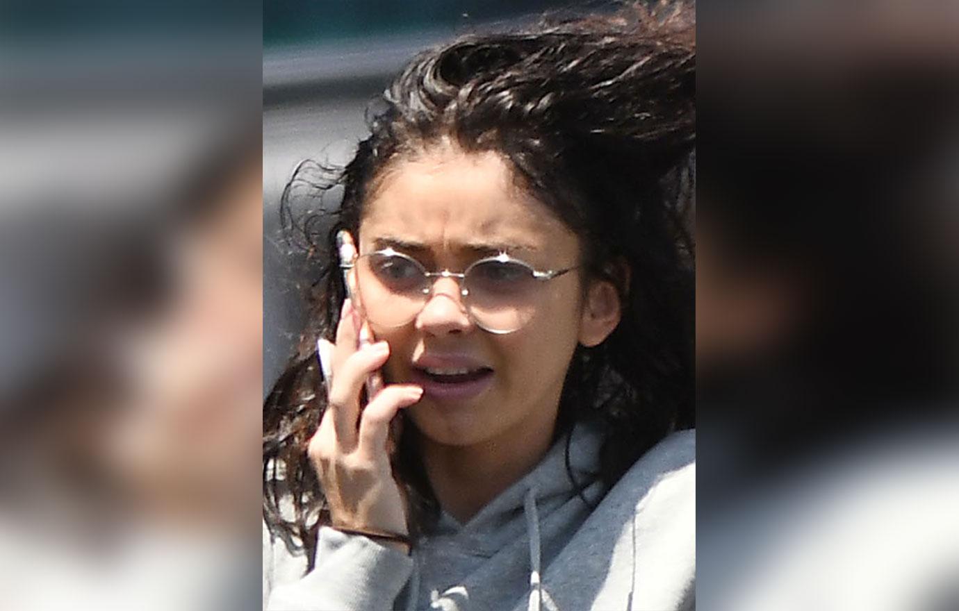 Sarah Hyland Swollen Face Hospitalized