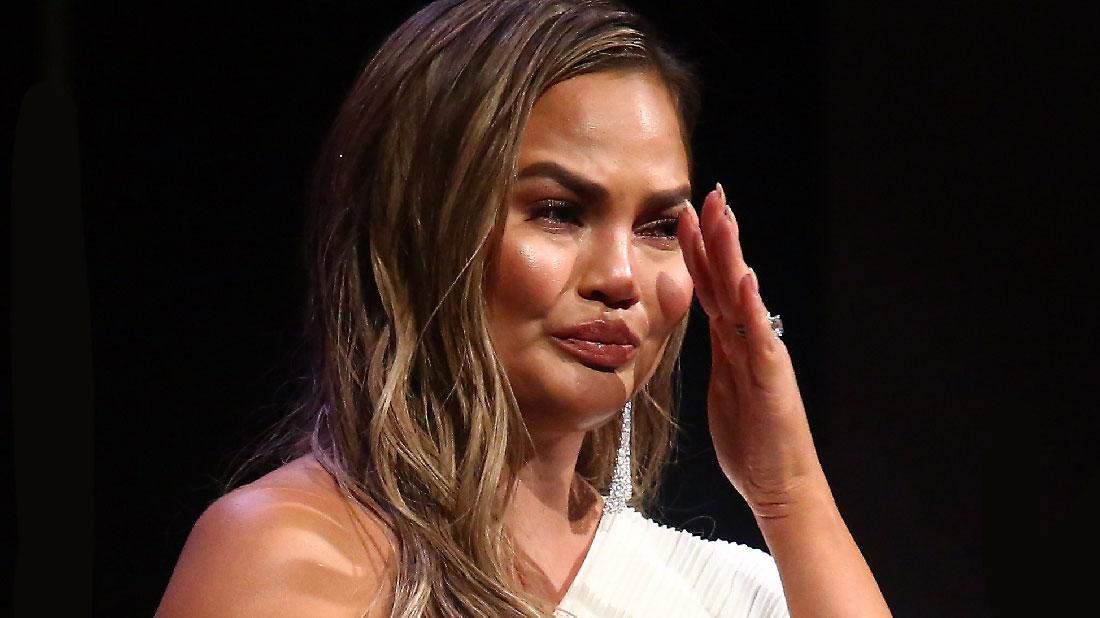 https://media.radaronline.com/brand-img/wu06xhQz1/0x0/2019/05/chrissy-teigen-falls-down-stairs-gets-injured.jpg