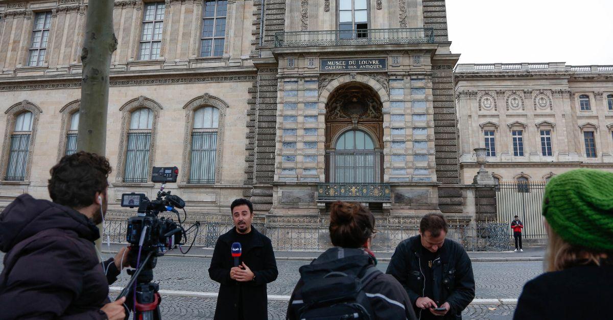 paris cops arrests two suspects  million louvre jewel heist