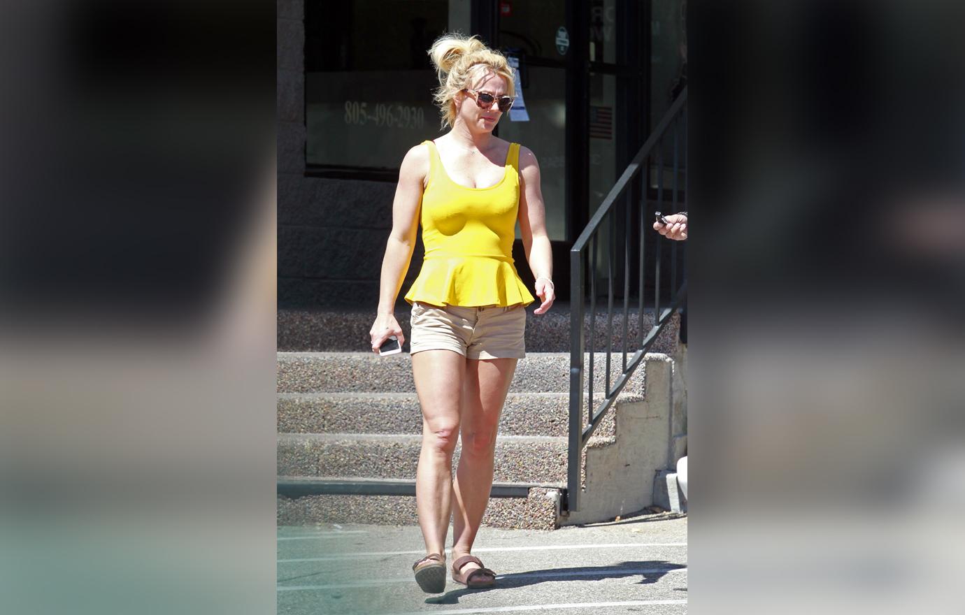 //britney spears visits tanning salon photos