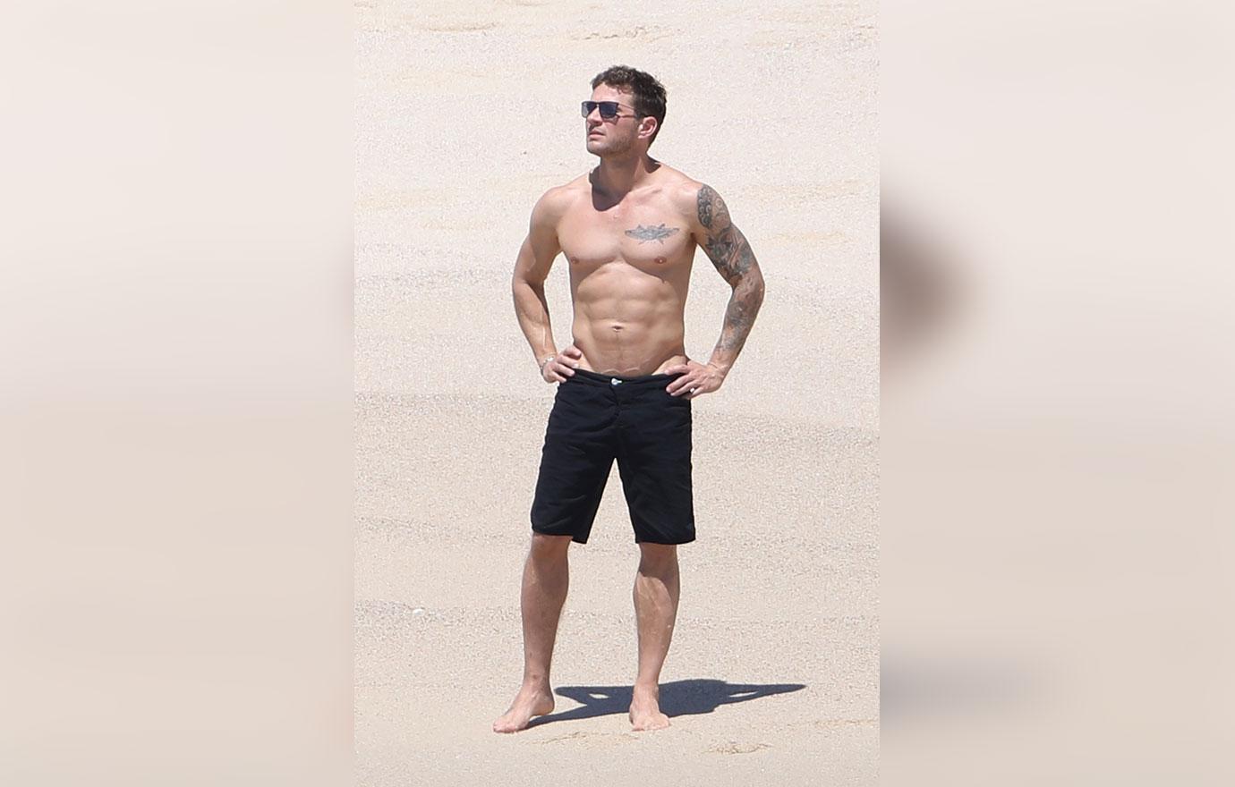 Ryan Phillippe Shirtless – Reese Witherspoon’s Ex Shows Off Hot Body During Mexican Vacation