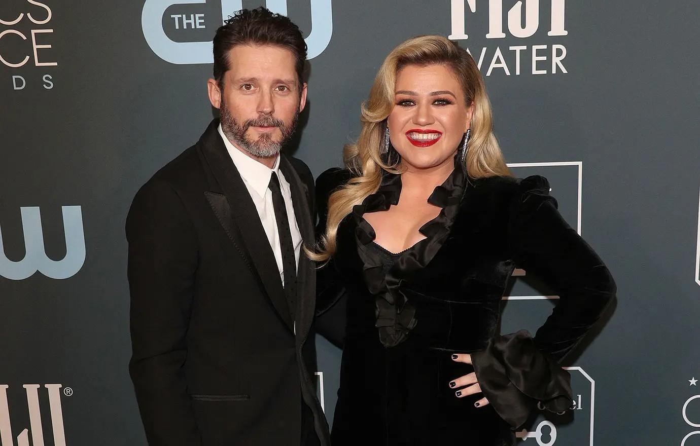 Kelly Clarkson Turns Over Evidence In Battle Against Ex-Father-In-Law ...