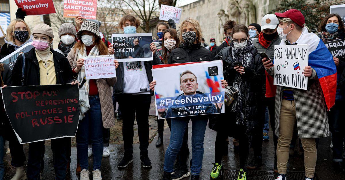 Putin Locks Critic Alexei Navalny Inside 'Dog Pen Isolation Cube'