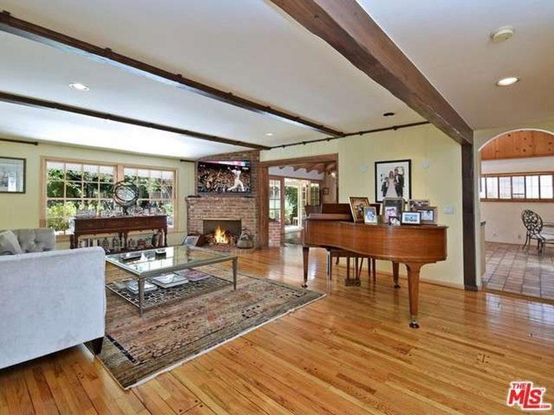 Tori Spelling Moves House Encino Mansion